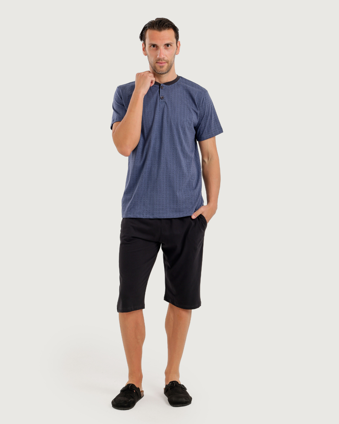 Men's half-sleeved pajamas with capri pants