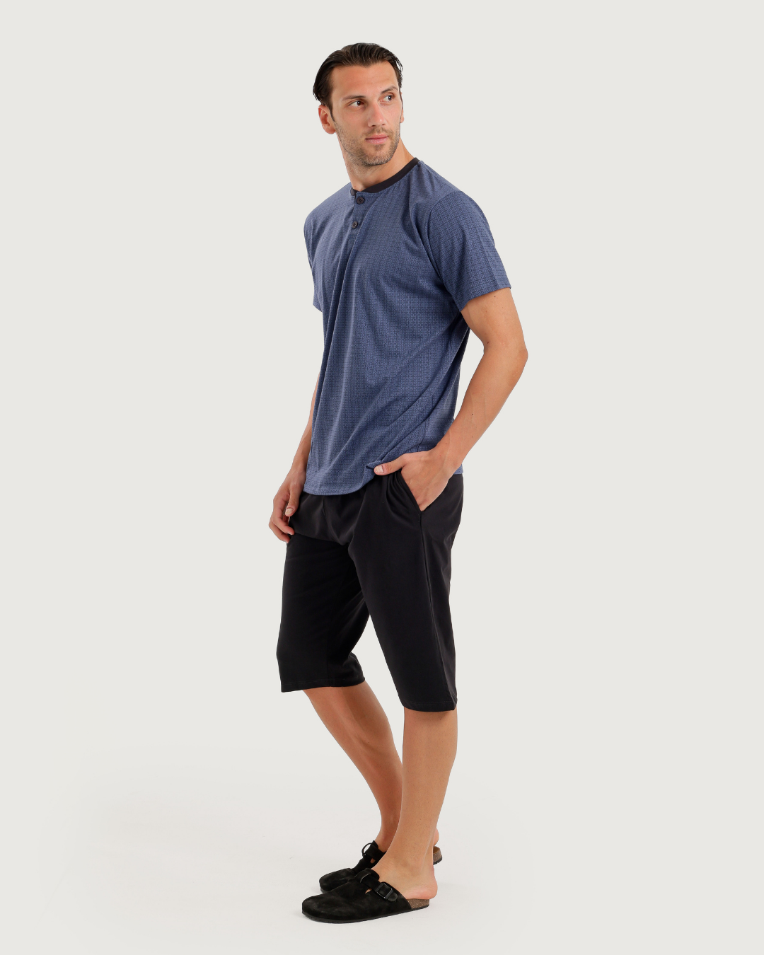 Men's half-sleeved pajamas with capri pants