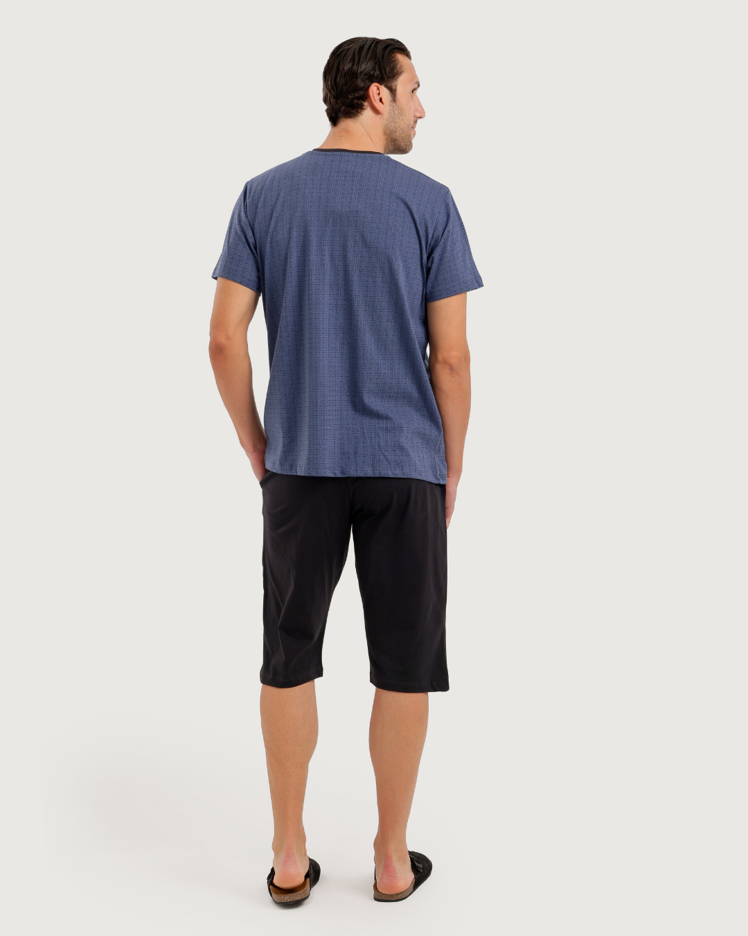 Men's half-sleeved pajamas with capri pants