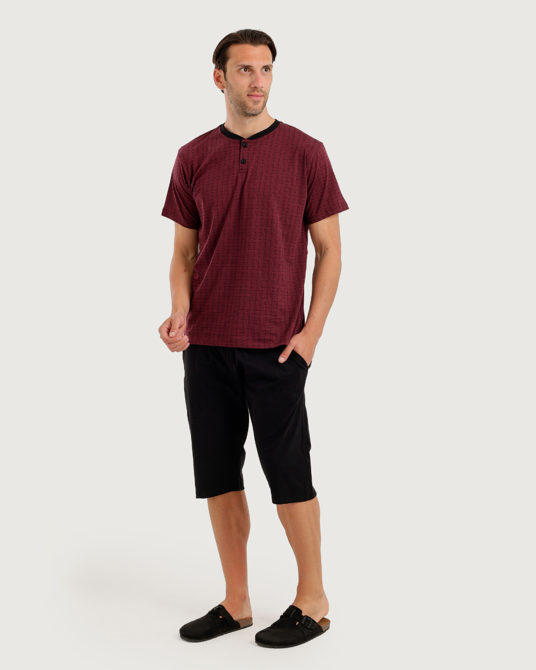 Men's half-sleeved pajamas with capri pants