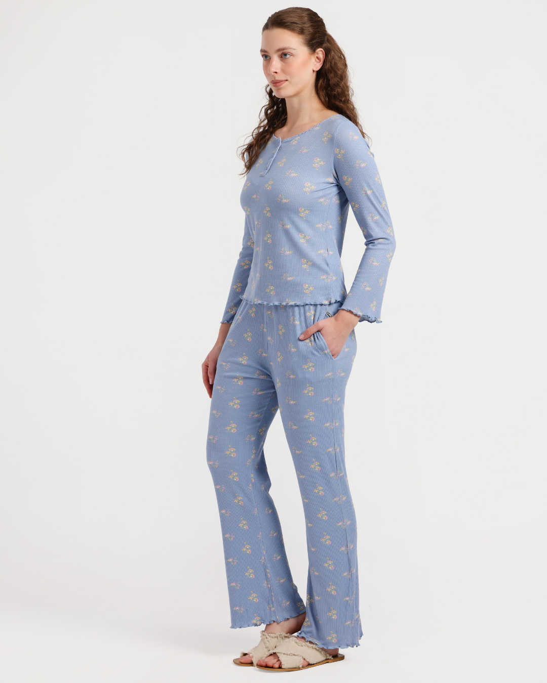 بيجاما حريمي بكم و بنطلون مطبوع ورود هندسيه صغيره