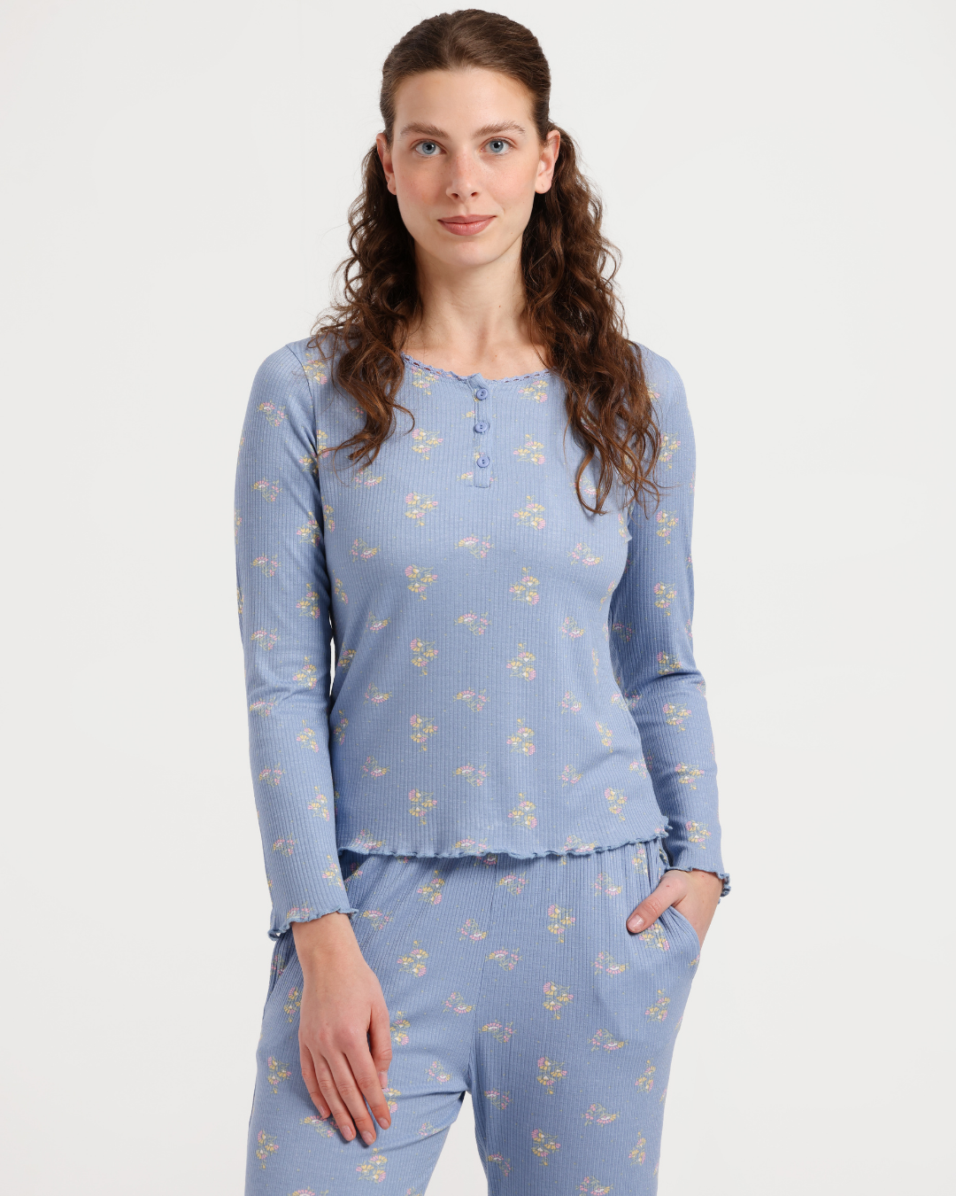 بيجاما حريمي بكم و بنطلون مطبوع ورود هندسيه صغيره