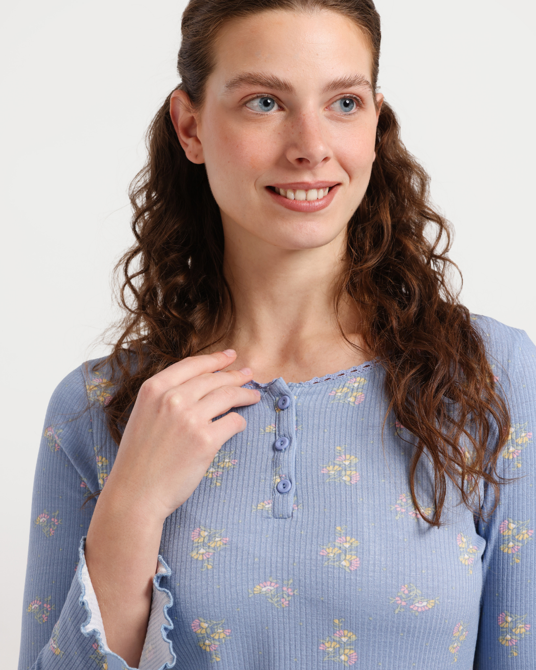 بيجاما حريمي بكم و بنطلون مطبوع ورود هندسيه صغيره