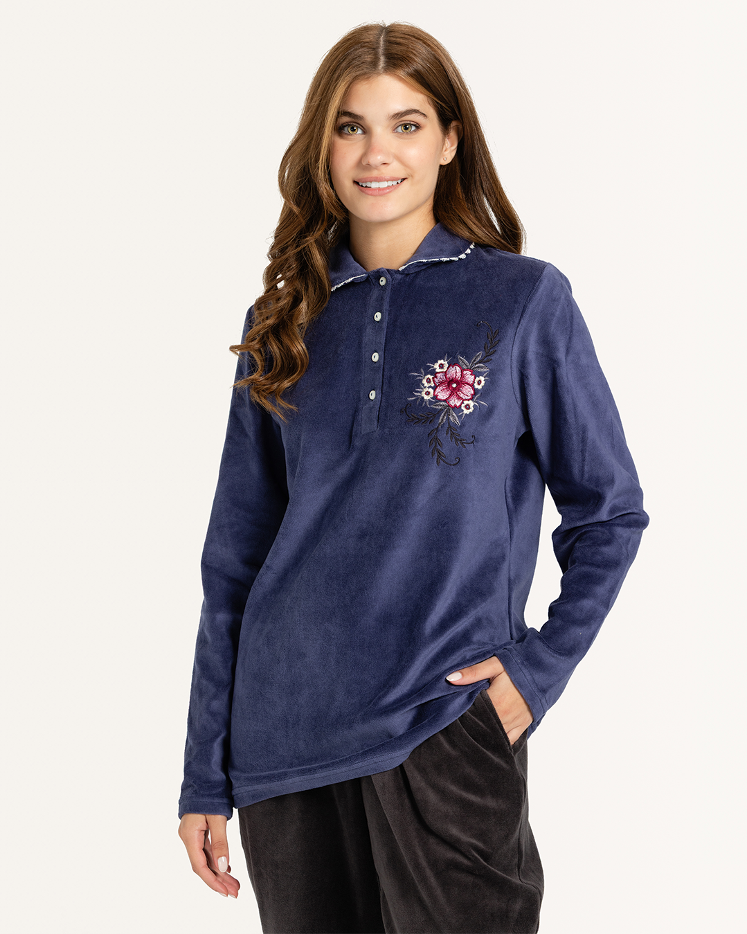 ‫بيجامة قطيفة كوله و مرد مطرز علي الصدر‬‏