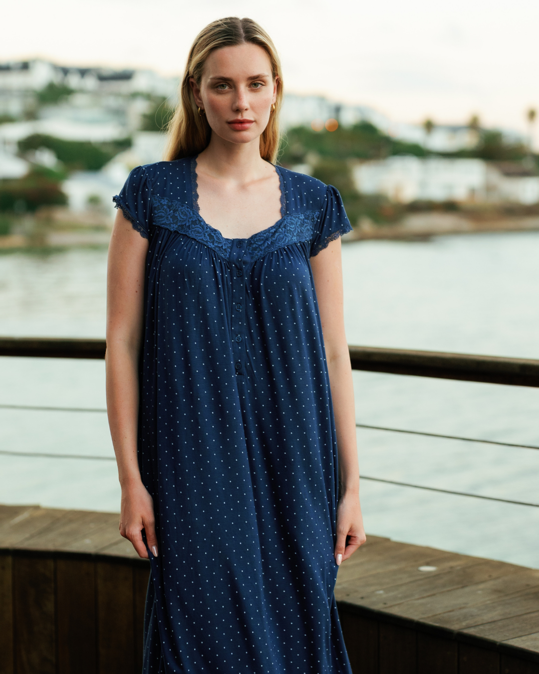 جلابية نص كم بدانتِل منقّطة