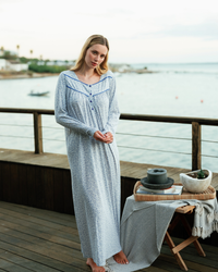 روب نسائي راقٍ بدرجات الأزرق