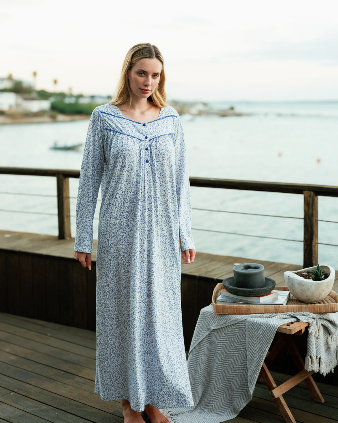 روب نسائي راقٍ بدرجات الأزرق