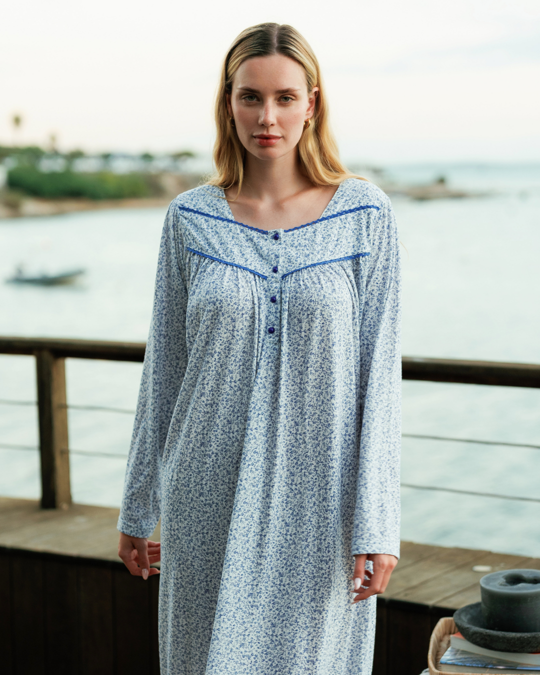 روب نسائي راقٍ بدرجات الأزرق