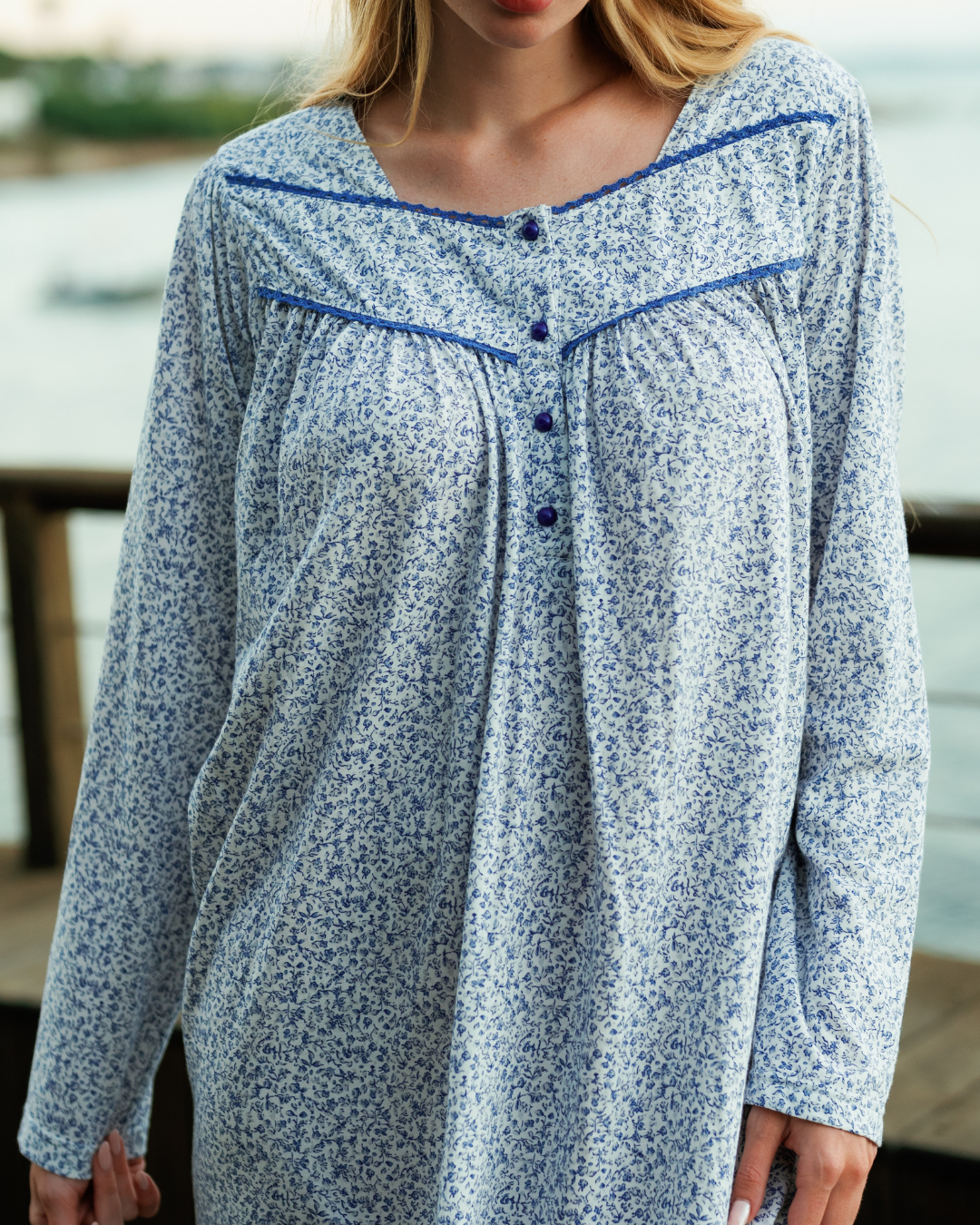 روب نسائي راقٍ بدرجات الأزرق