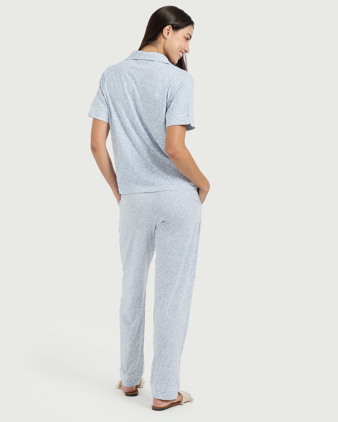 بيجاما حريمى كلاسيك بنقشة خطوط مموجة أنيقة