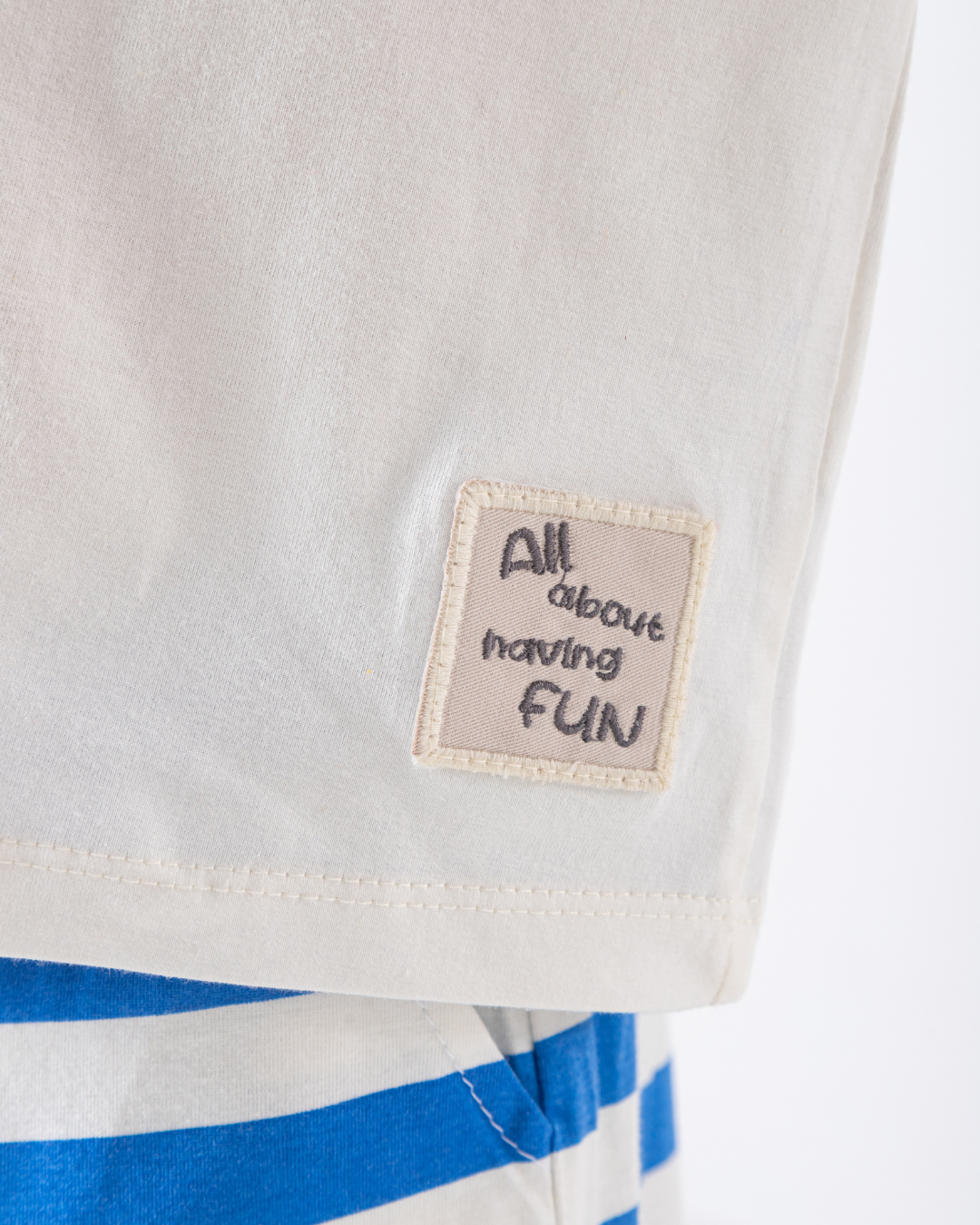 بجامة أطفال بطابع صيفي مرِح مع شورت مخطط