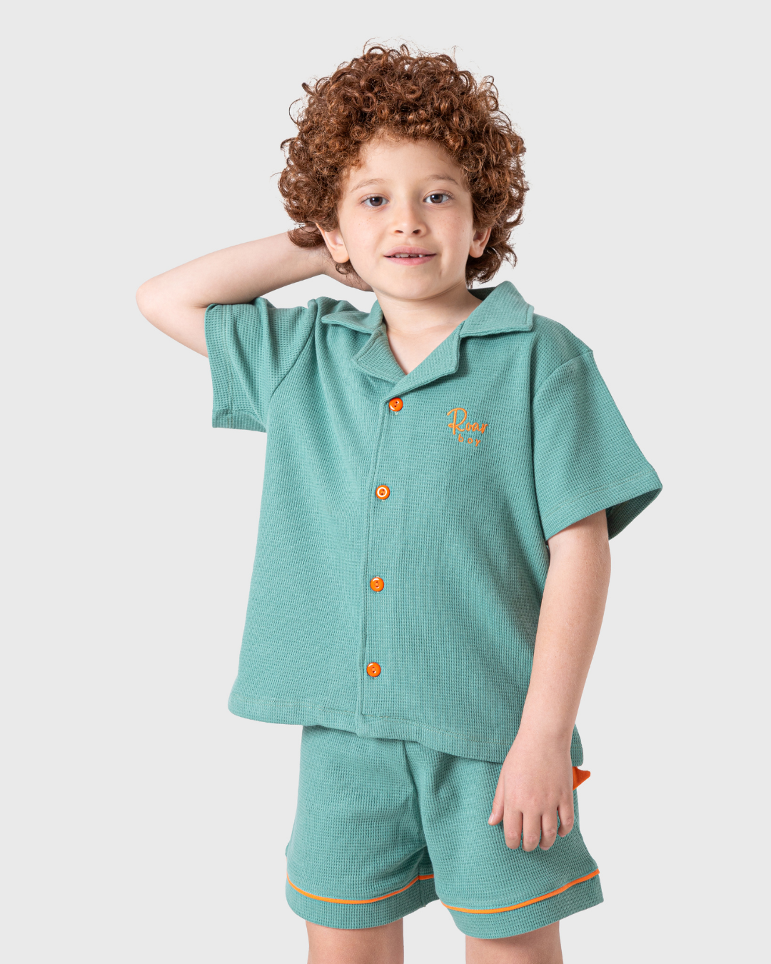 طقم وافل أولادي بقميص بأزرار