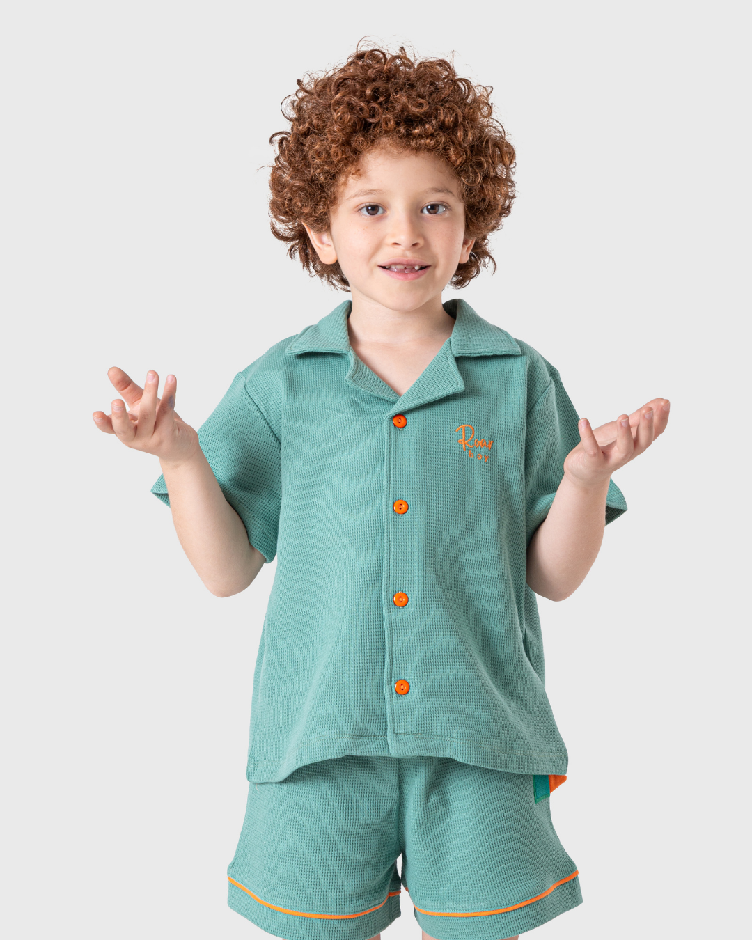 طقم وافل أولادي بقميص بأزرار