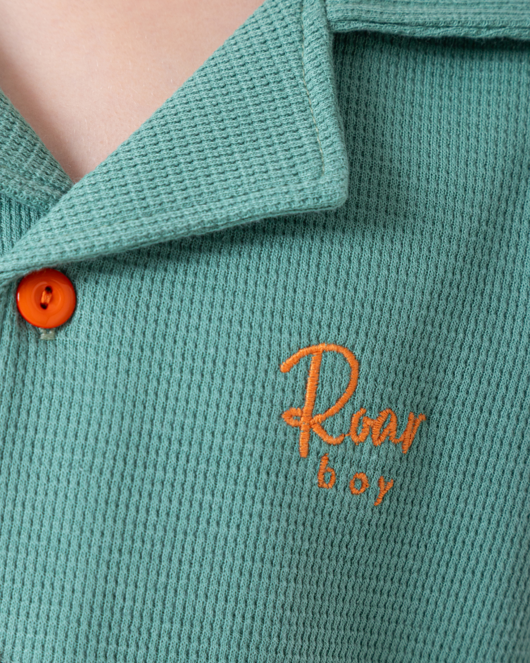 طقم وافل أولادي بقميص بأزرار