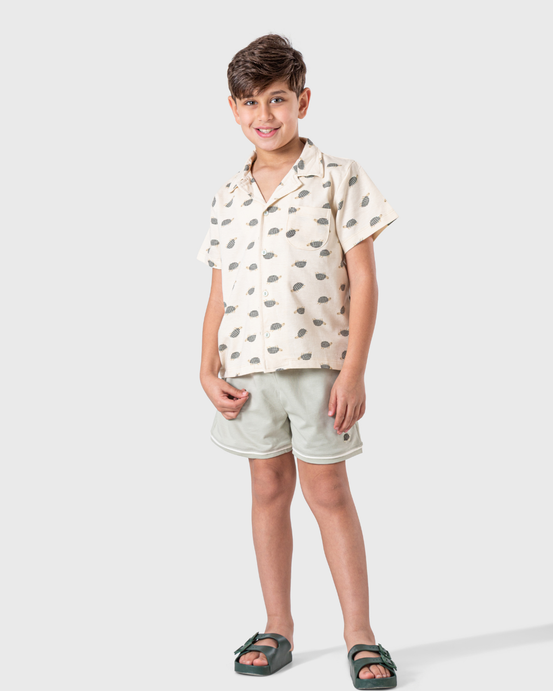 Stylish boys' set with turtle print and buttoned shirt
