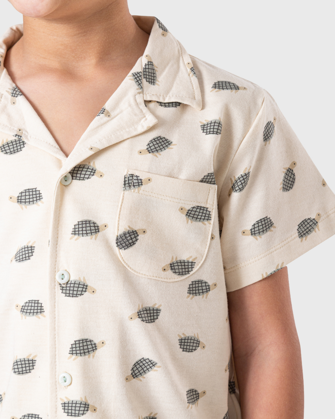 Stylish boys' set with turtle print and buttoned shirt