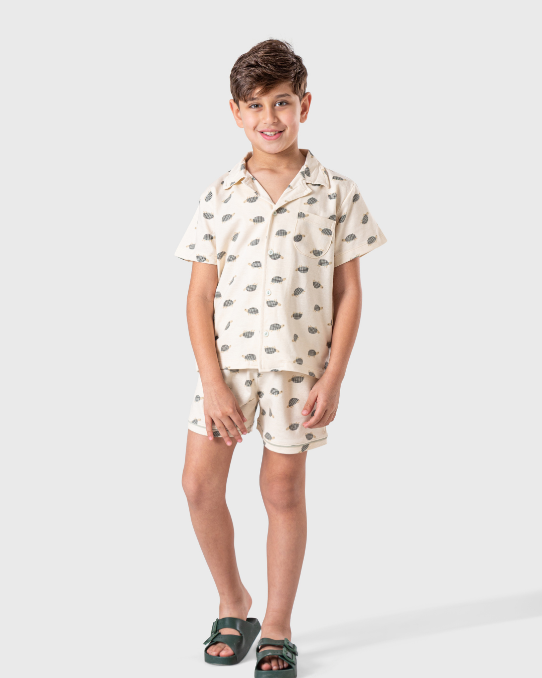 طقم أولاد بقميص بأزرار وسلاحف لطيفة