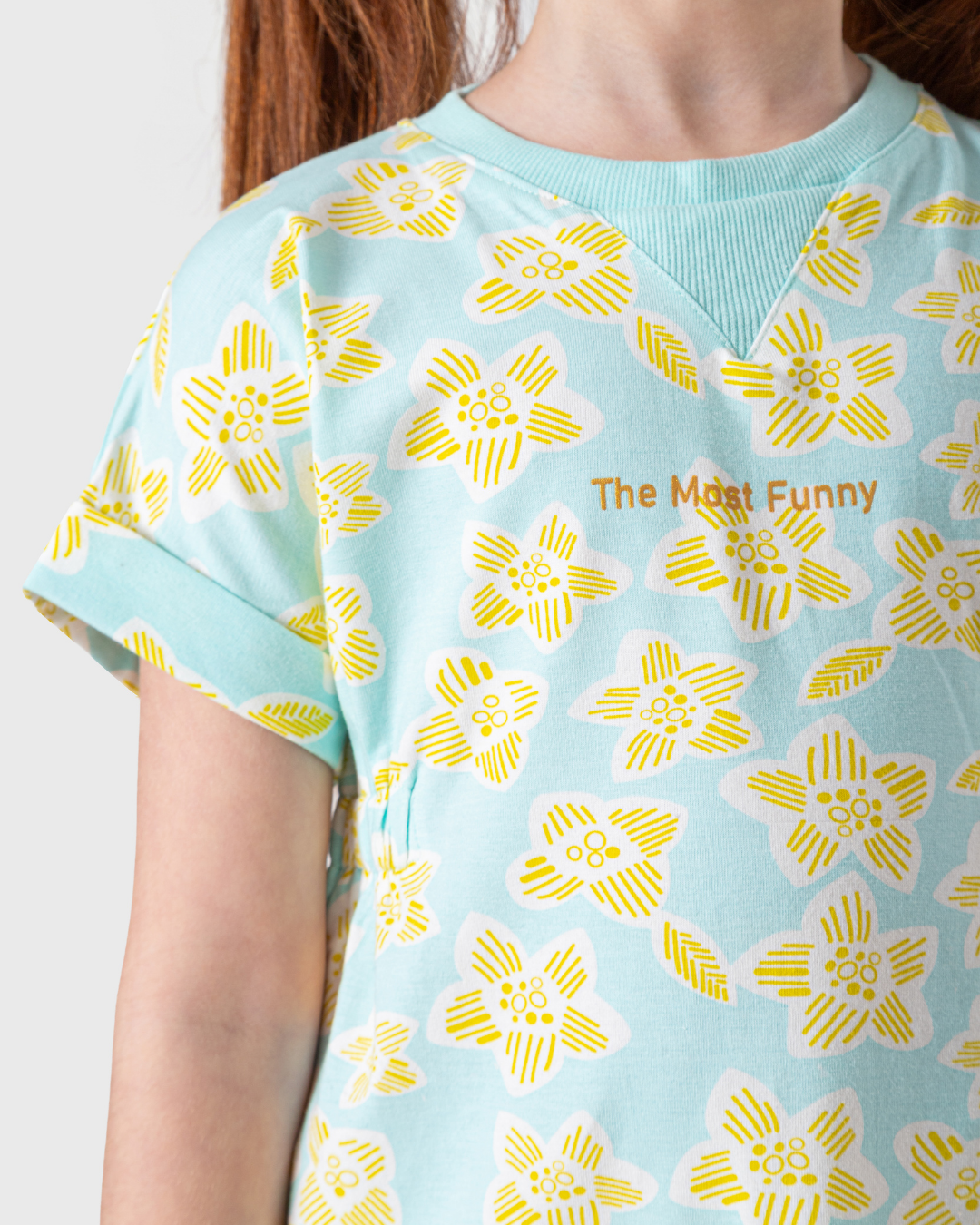 فستان بناتي بطبعة زهور متفتحة ولمسة ناعمة و عصرية