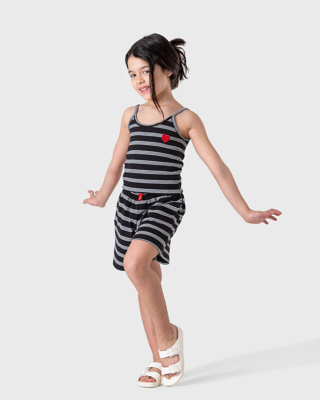 طقم بناتي أنيق بالأسود والأبيض