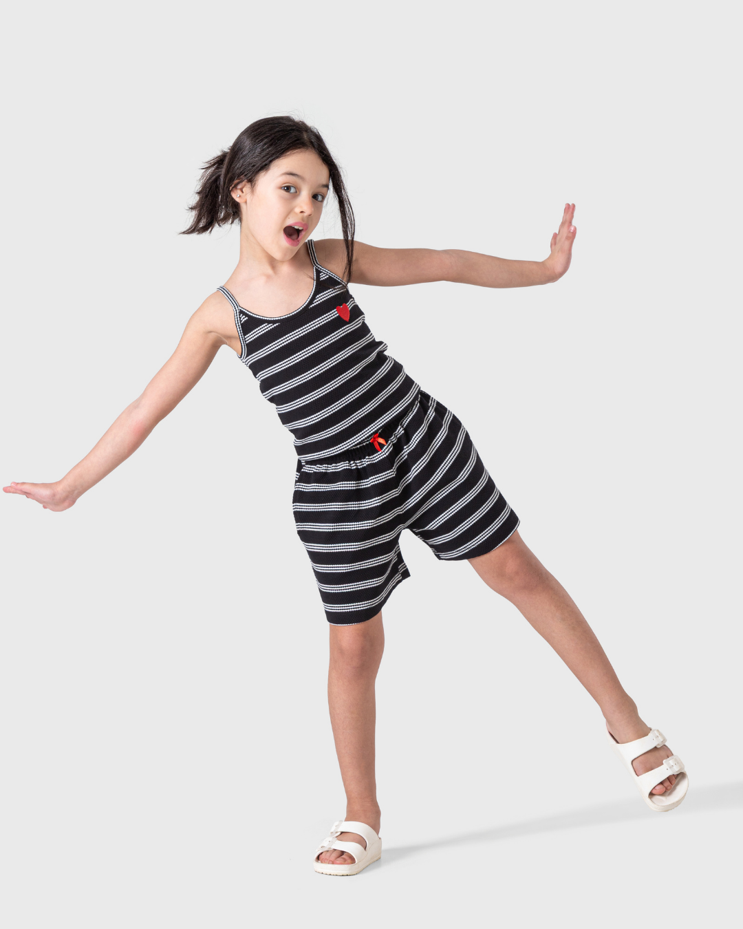 طقم بناتي أنيق بالأسود والأبيض