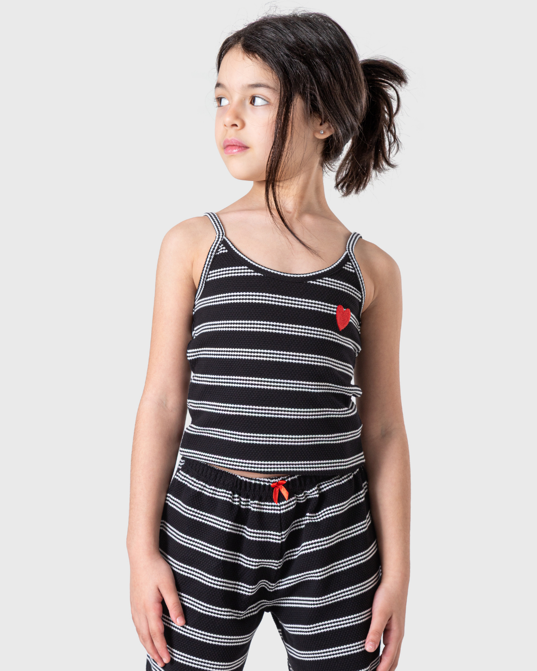 طقم بناتي أنيق بالأسود والأبيض