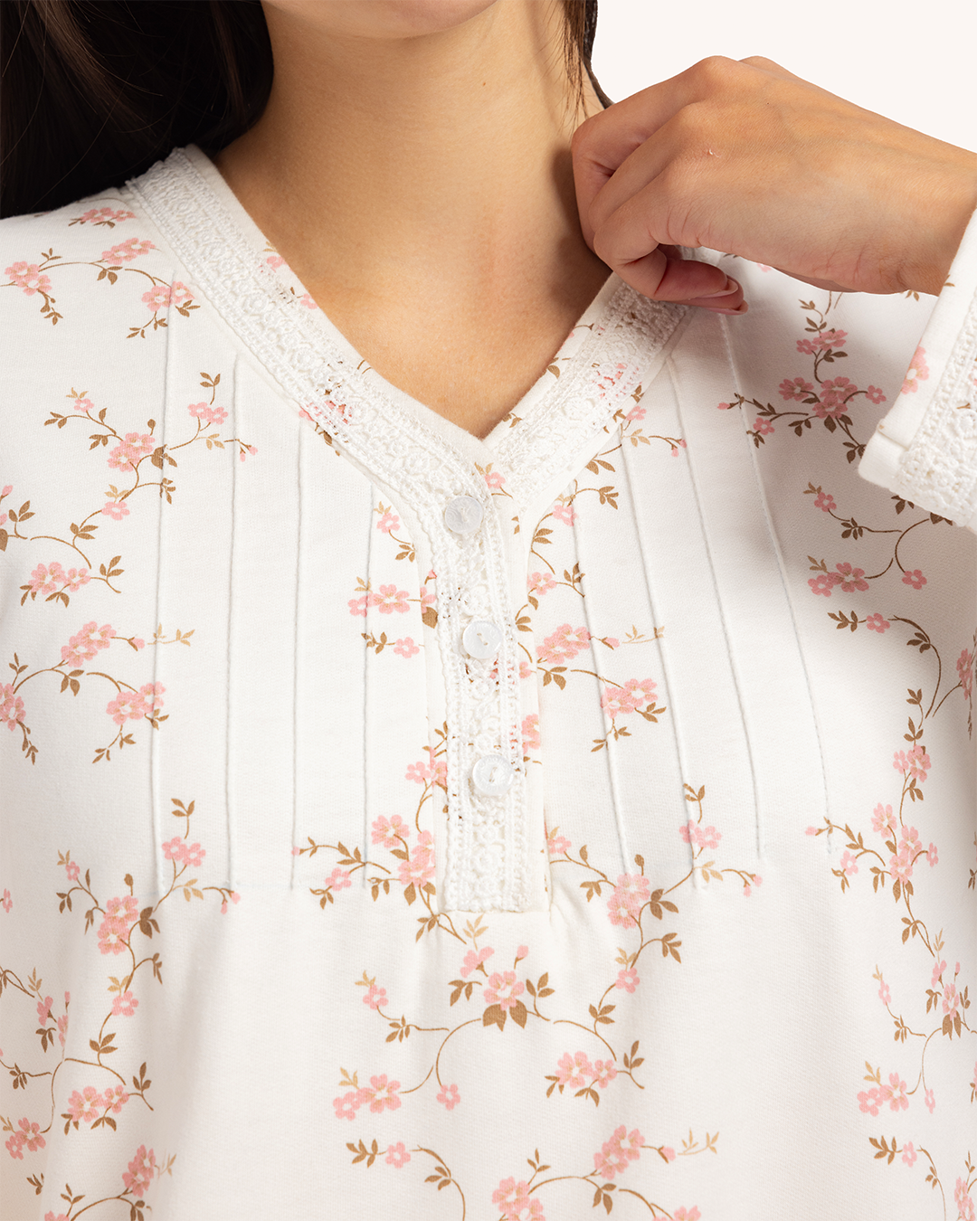 قميص نوم حريمي مطبوع بكم طويل برقبة V ومرد بزراير و دانتيل