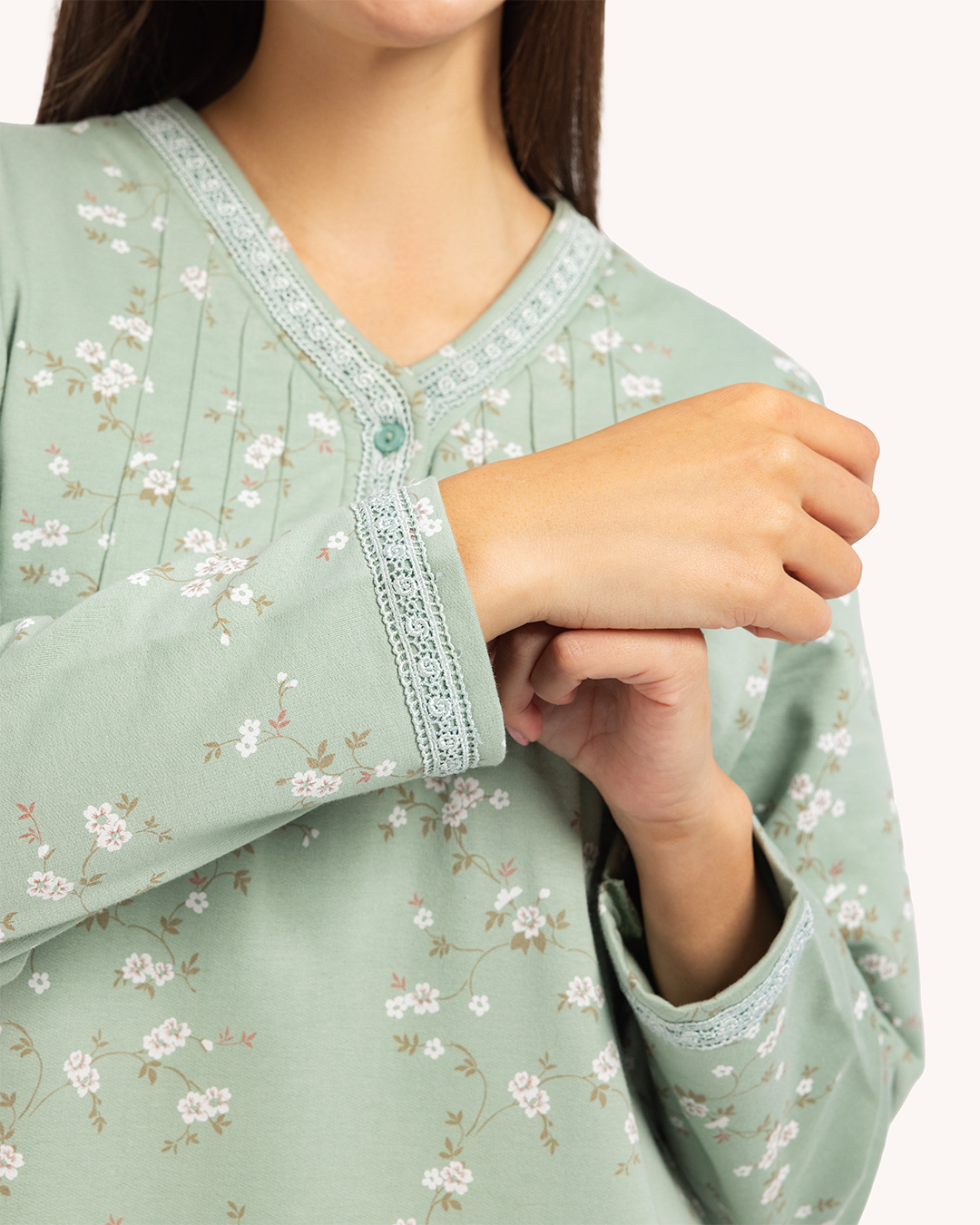 قميص نوم حريمي مطبوع بكم طويل برقبة V ومرد بزراير و دانتيل