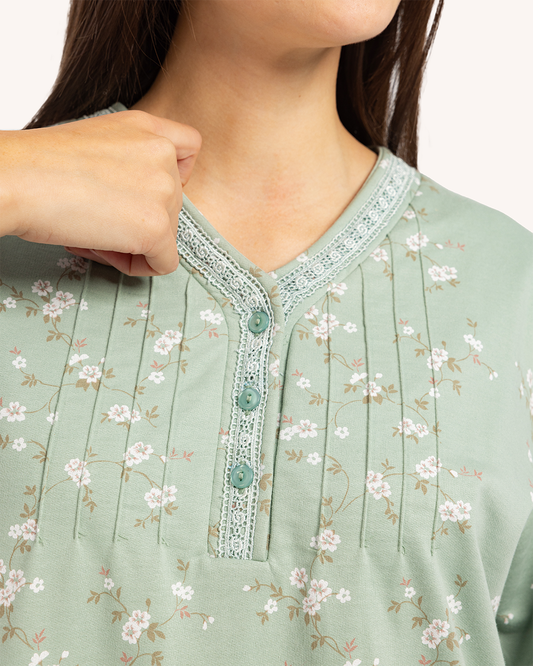 قميص نوم حريمي مطبوع بكم طويل برقبة V ومرد بزراير و دانتيل