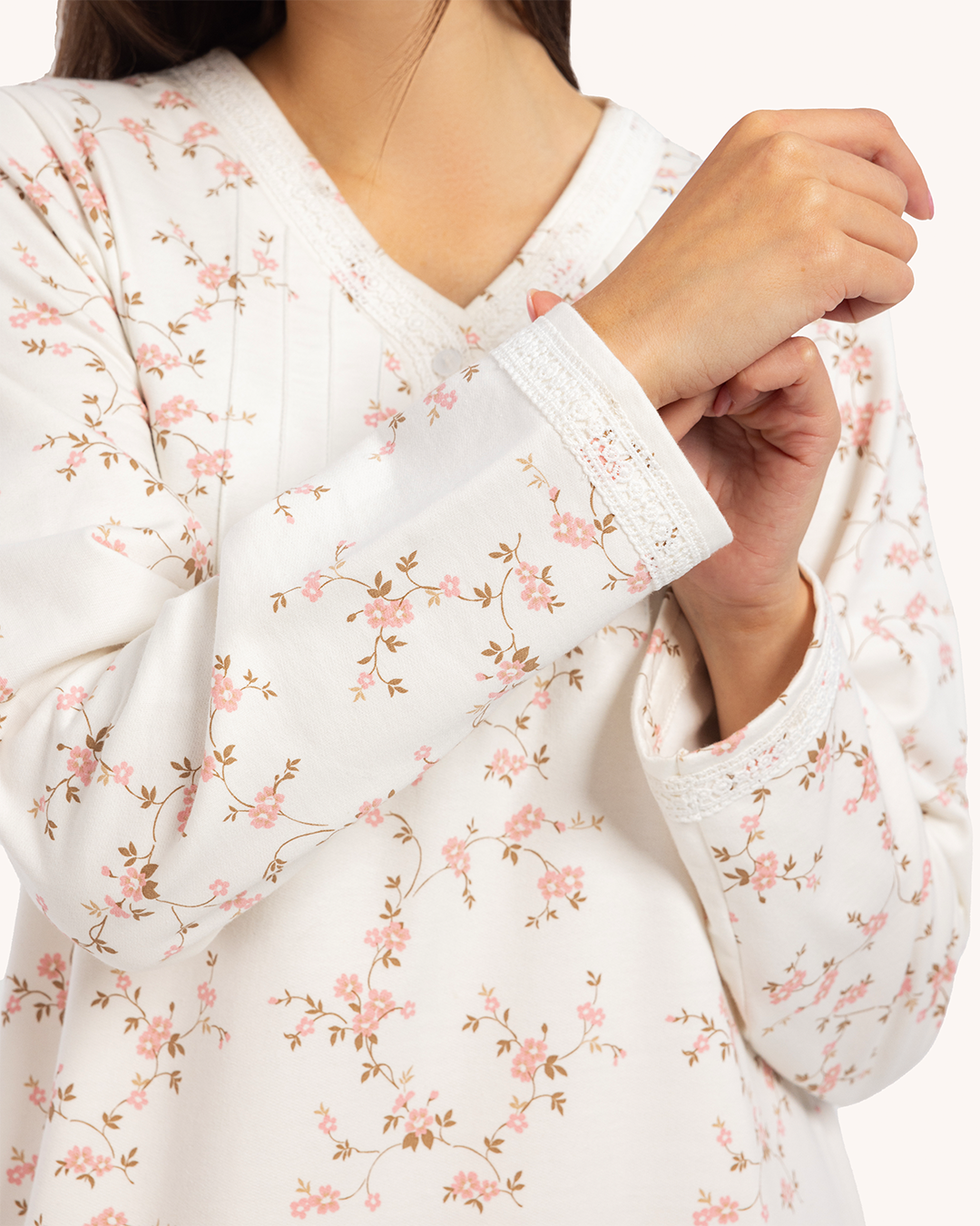 قميص نوم حريمي مطبوع بكم طويل برقبة V ومرد بزراير و دانتيل