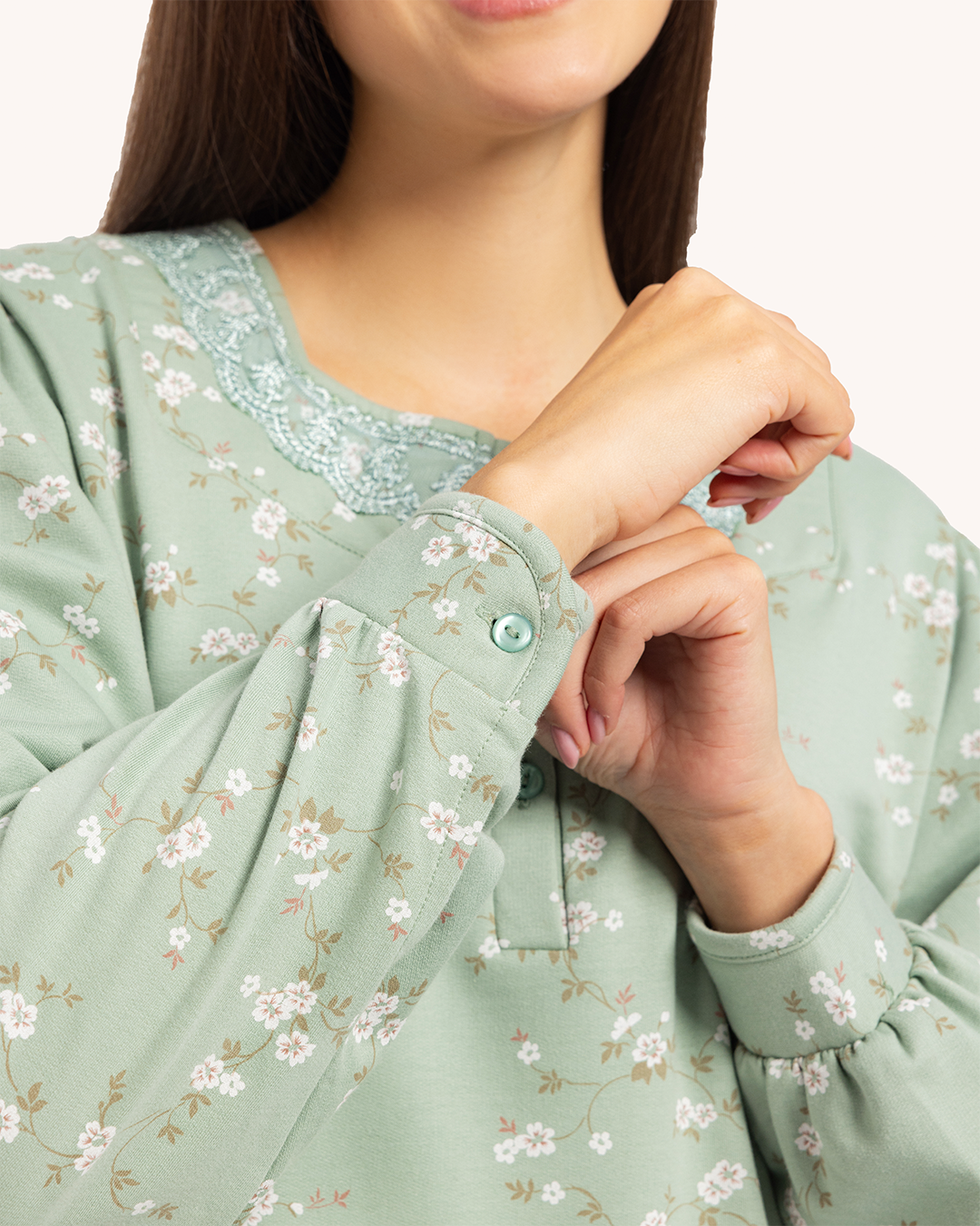 قميص نوم حريمى مطبوع بكم طويل راوند بدانتيل و مرد بزراير