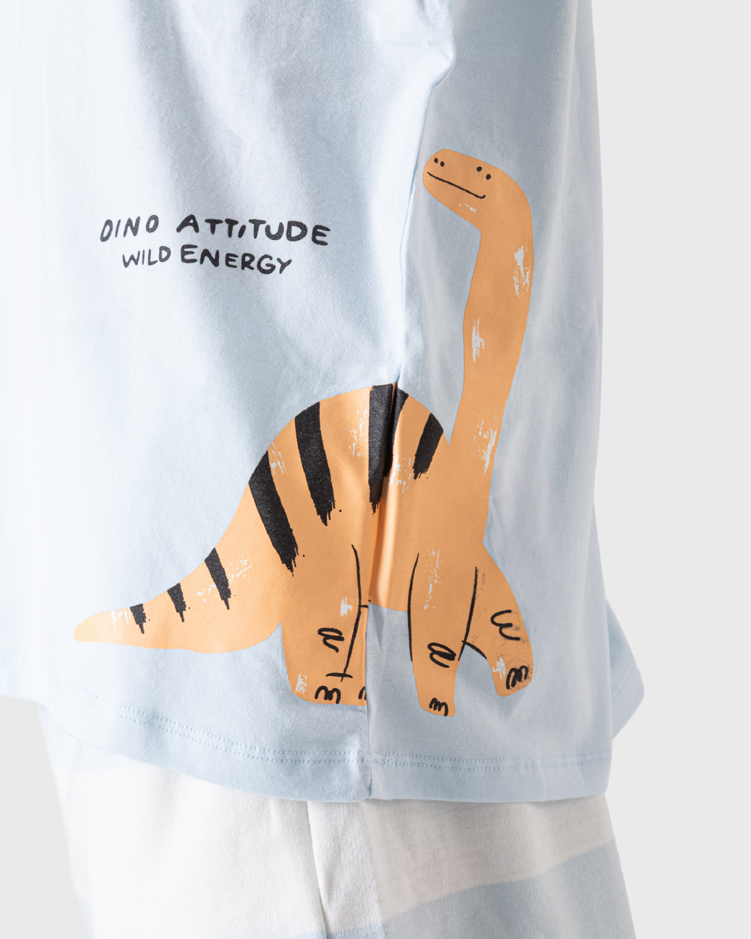 بيجاما أولاد بطبعة ديناصور عصرية.