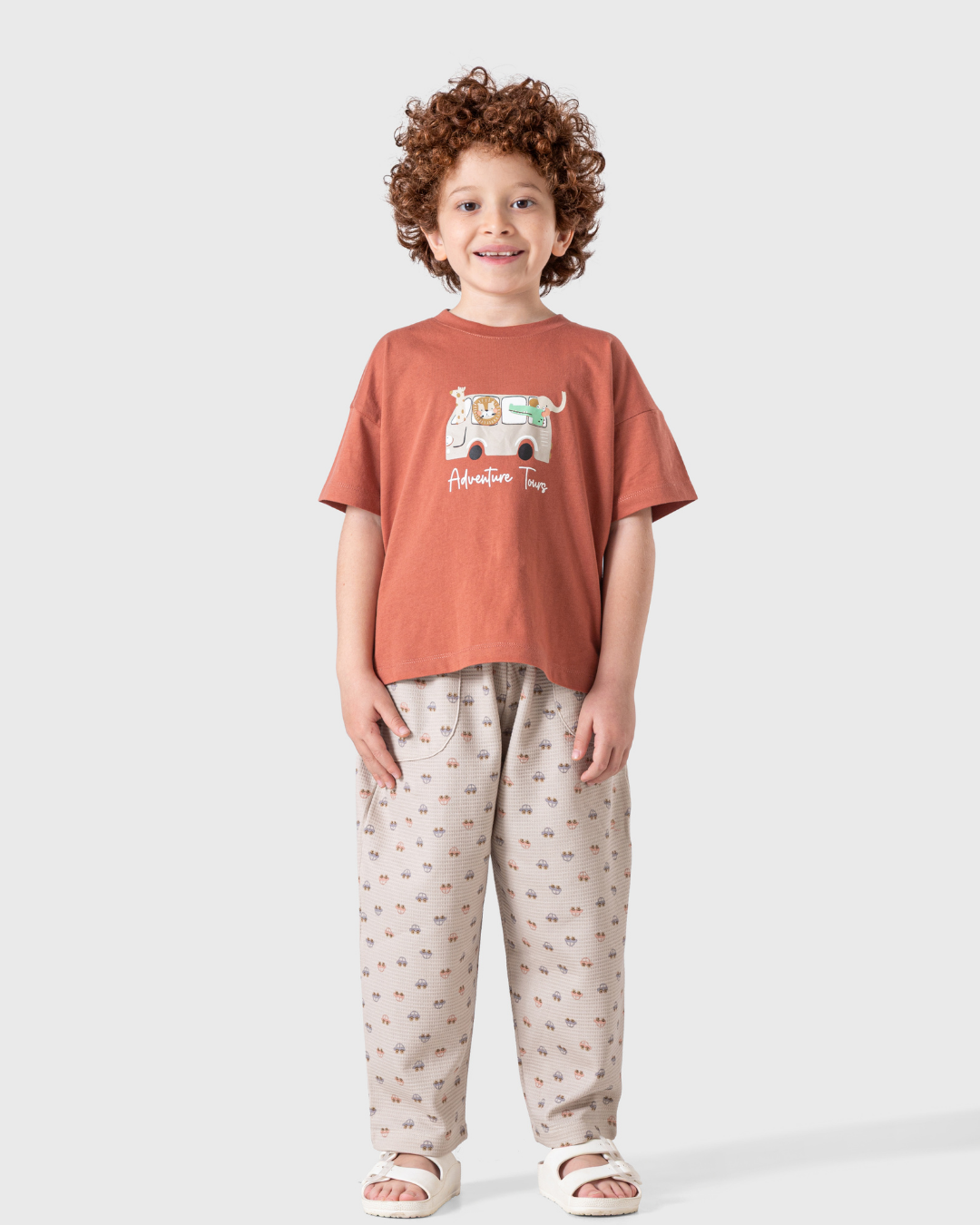 بيجاما أولاد بطبعة حيوانات وألوان دافئة