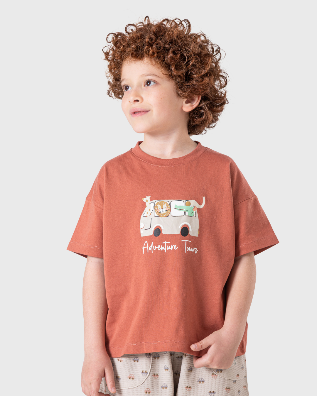 بيجاما أولاد بطبعة حيوانات وألوان دافئة