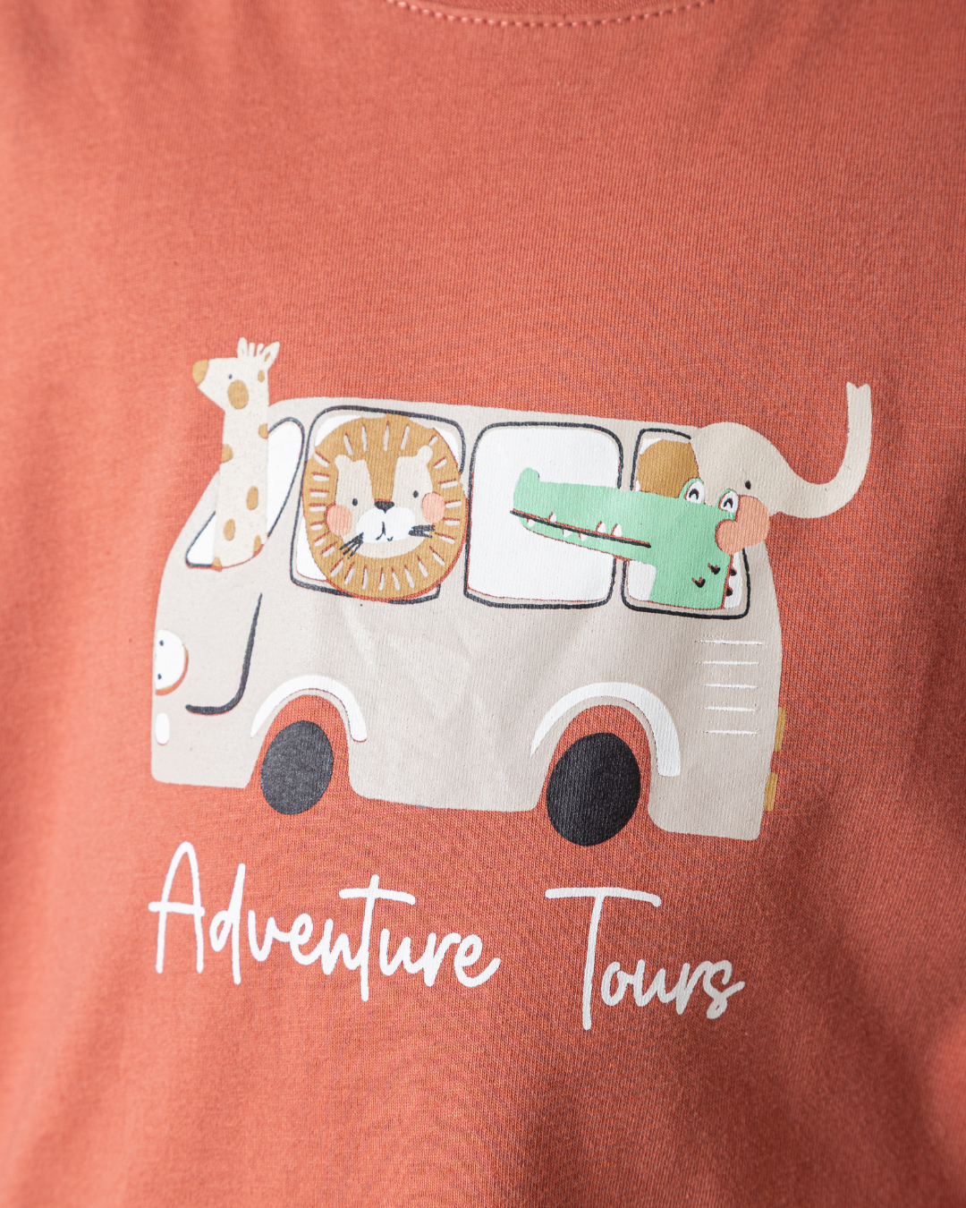 بيجاما أولاد بطبعة حيوانات وألوان دافئة