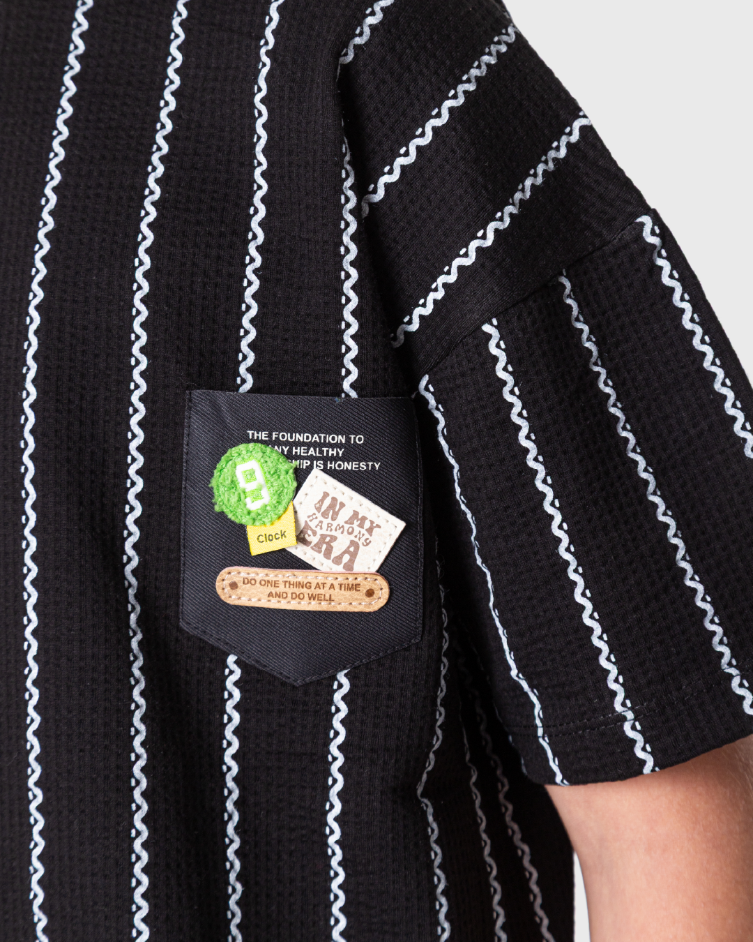 بيجاما أولادي بخامة أنيقة وخطوط مموجة لمظهر عصري ومريح