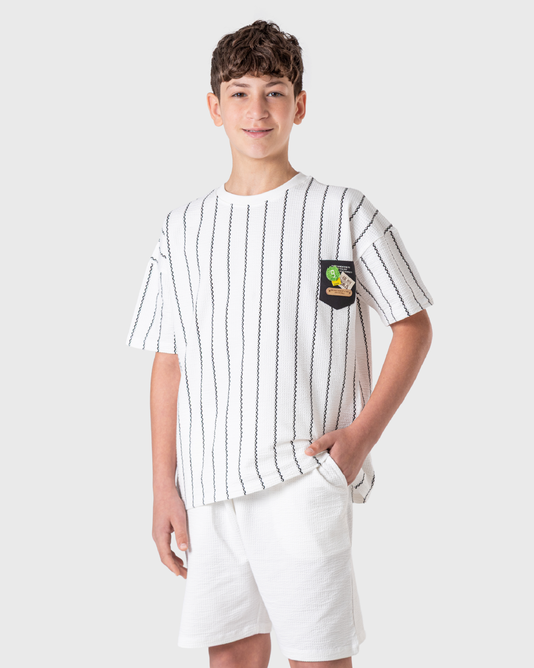 بيجاما أولادي بخامة أنيقة وخطوط مموجة لمظهر عصري ومريح