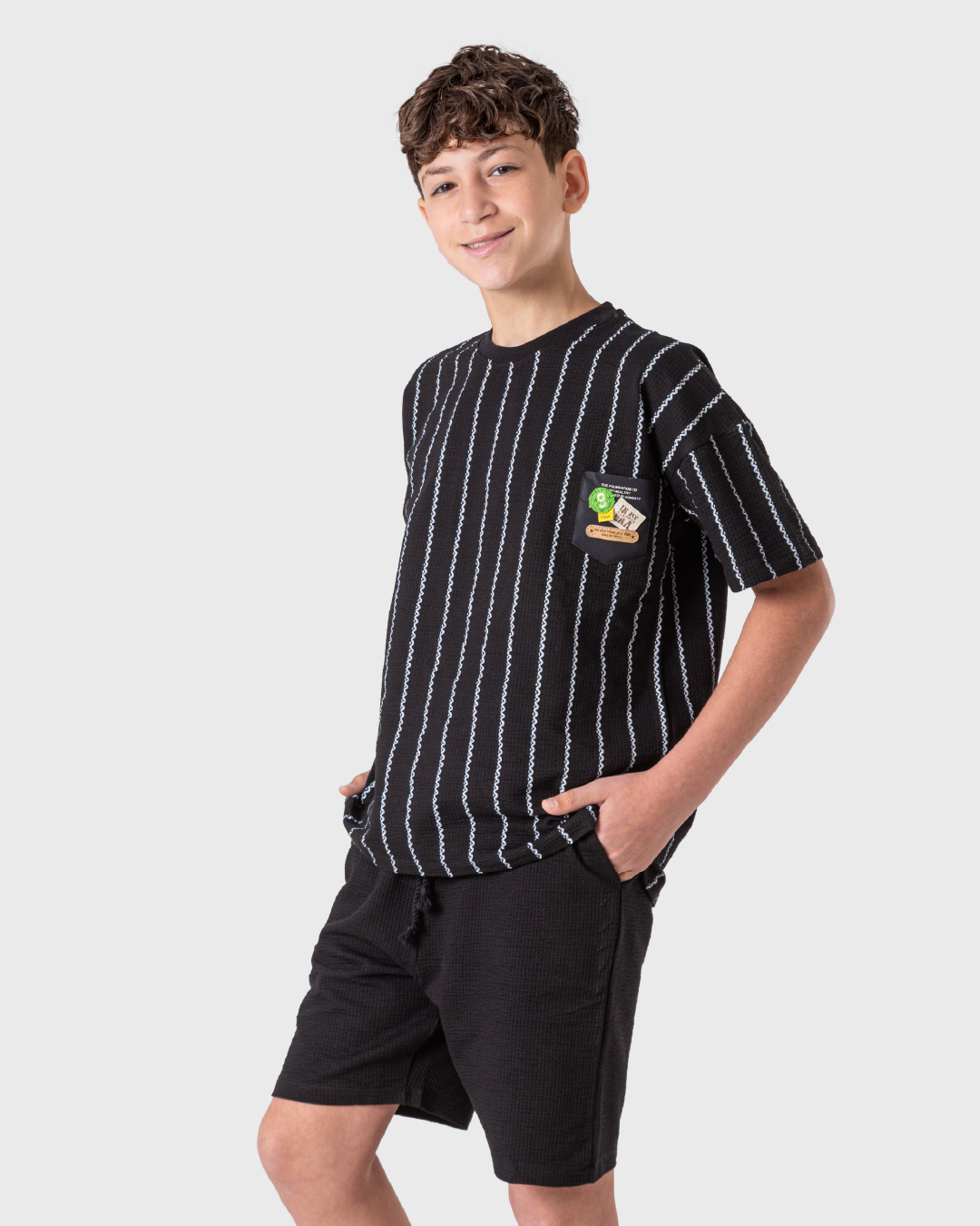 بيجاما أولادي بخامة أنيقة وخطوط مموجة لمظهر عصري ومريح