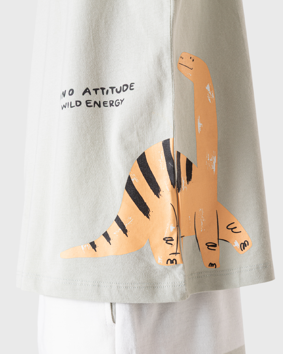 بيجاما أولاد بطبعة ديناصور عصرية.