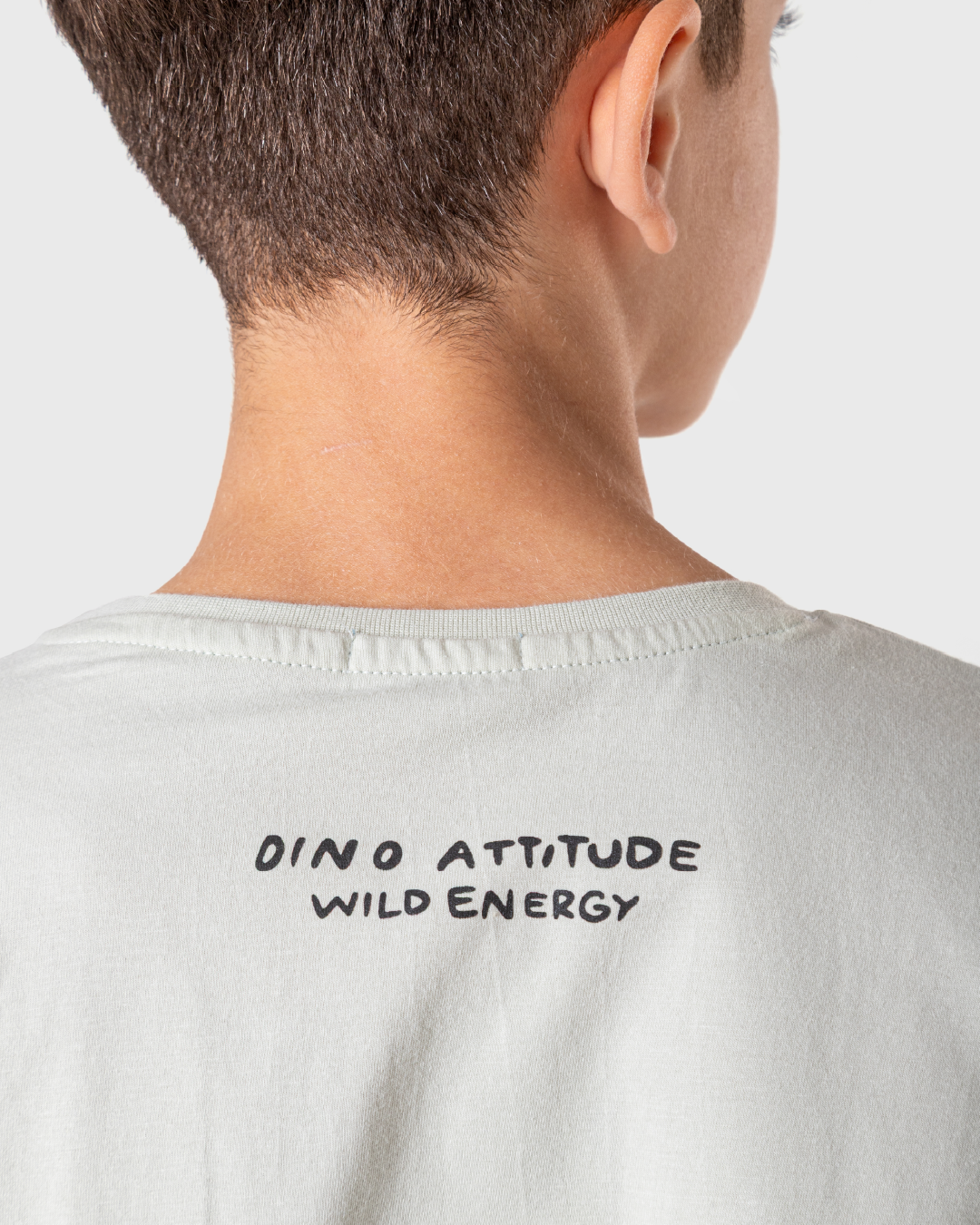 بيجاما أولاد بطبعة ديناصور عصرية.