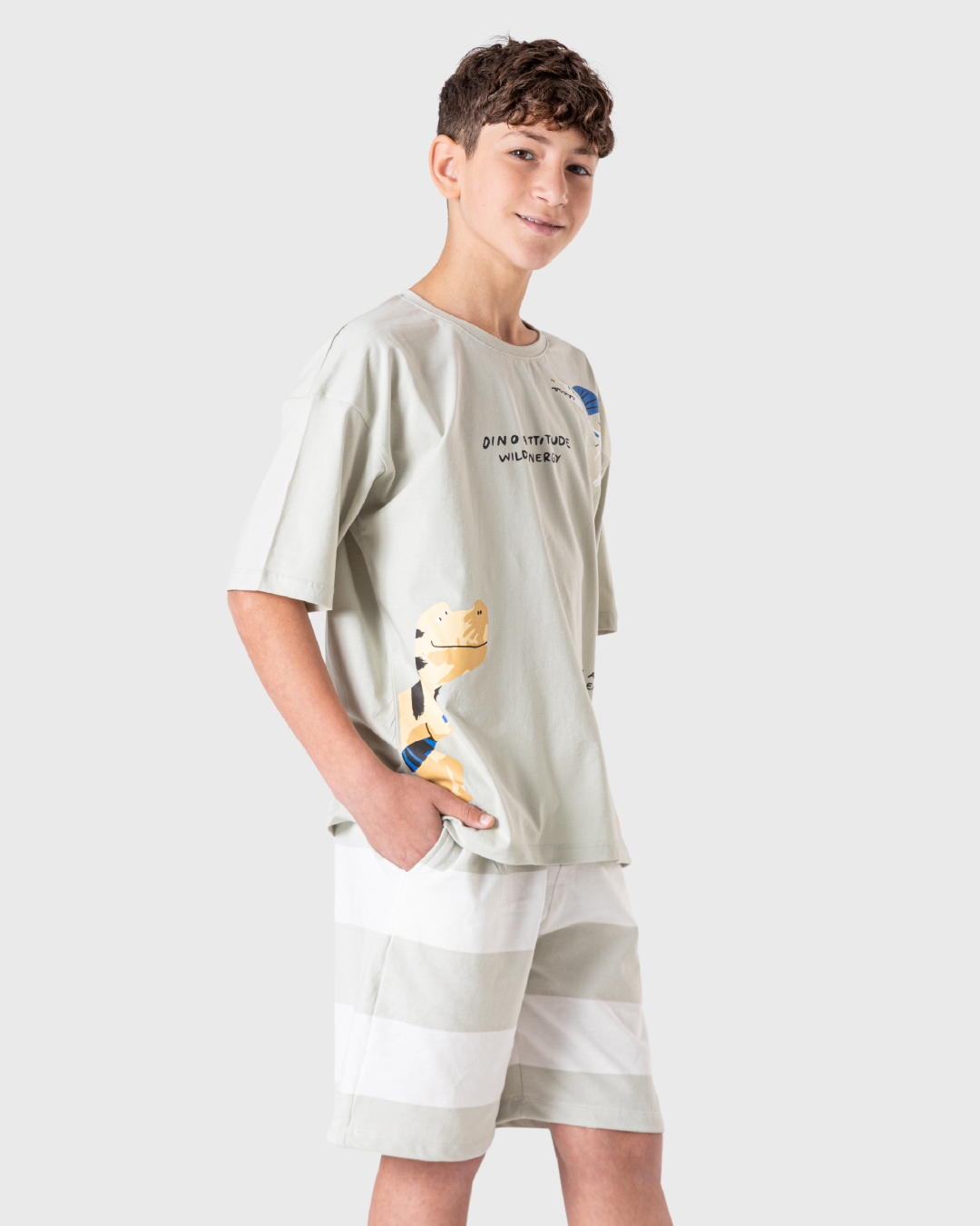 بيجاما أولاد بطبعة ديناصور عصرية.