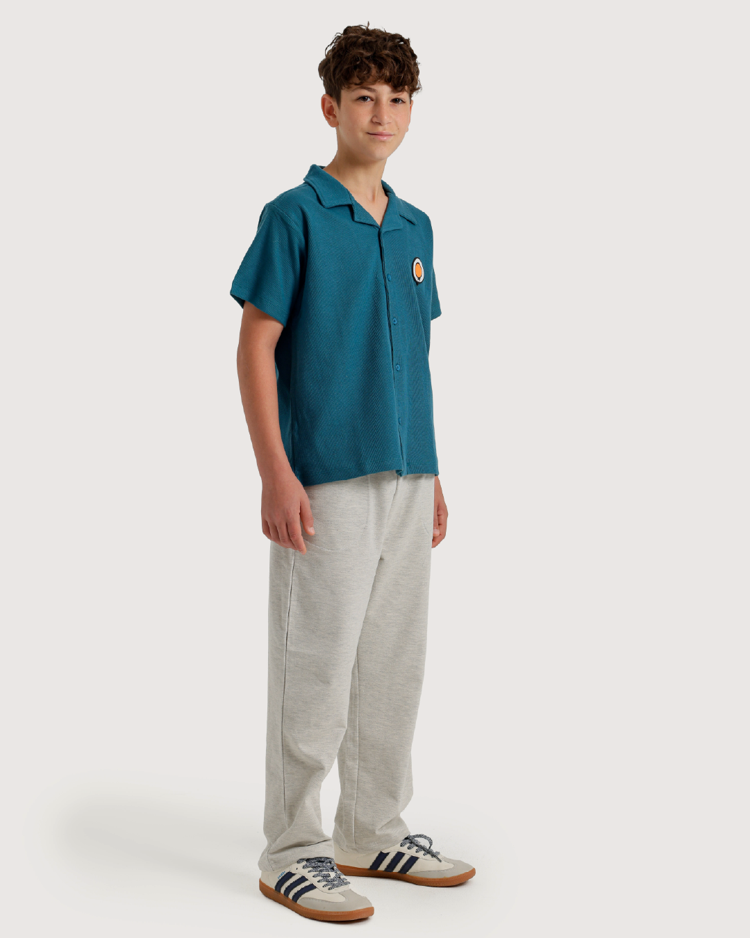 طقم أولاد عصري بألوان داكنة