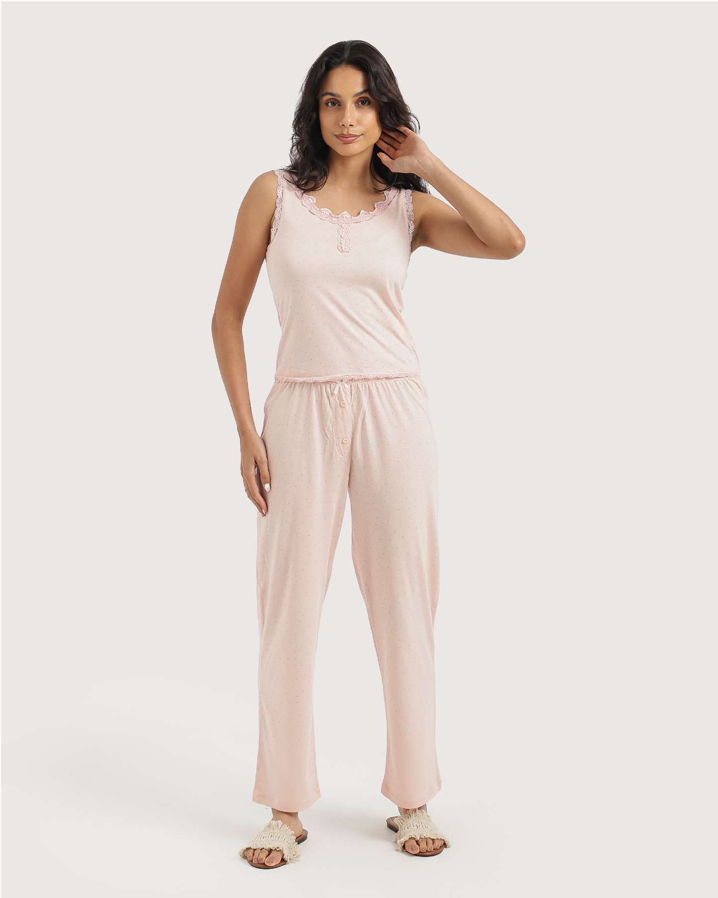 بيجاما نسائية منقطة بالوردي الناعم