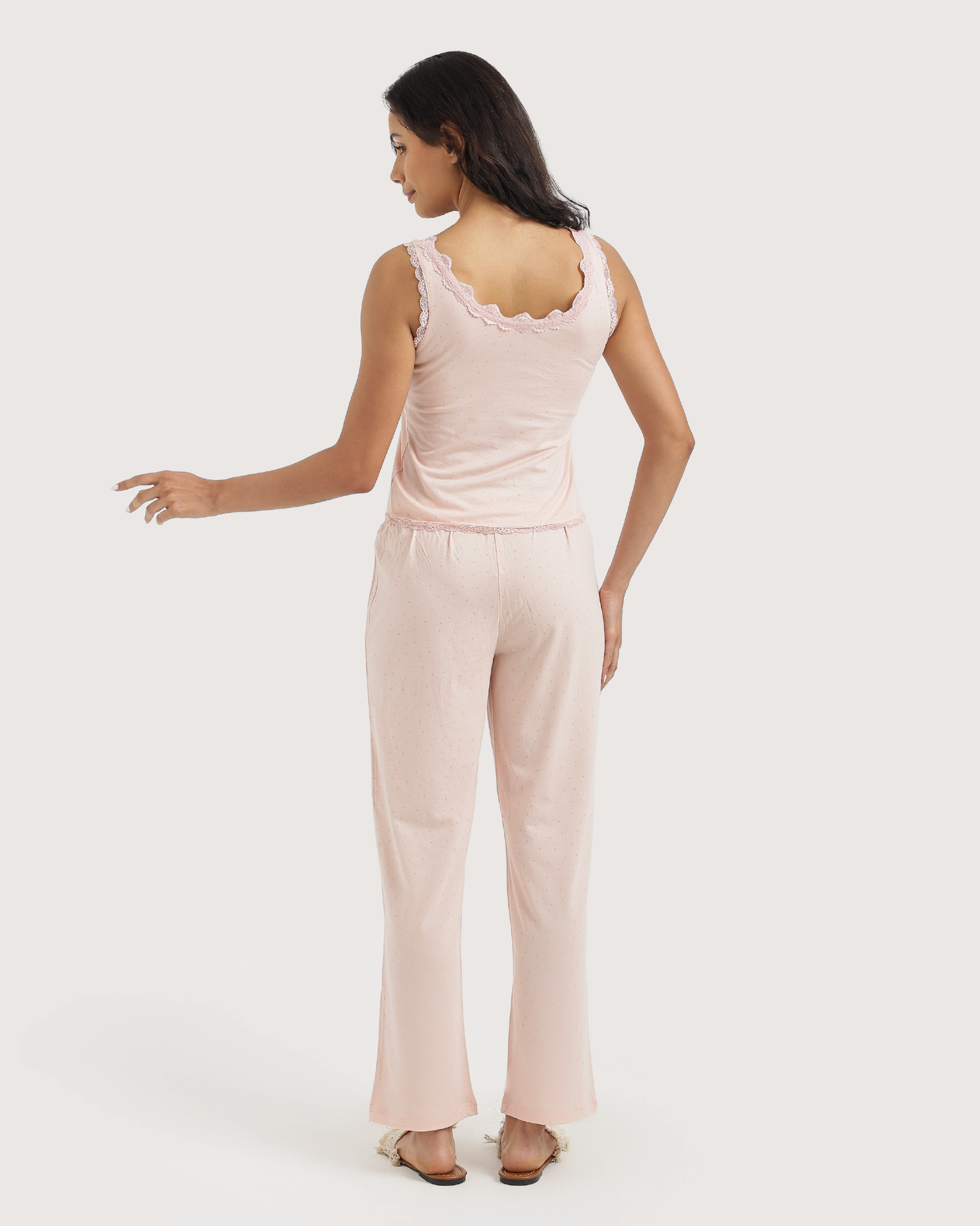 بيجاما نسائية منقطة بالوردي الناعم