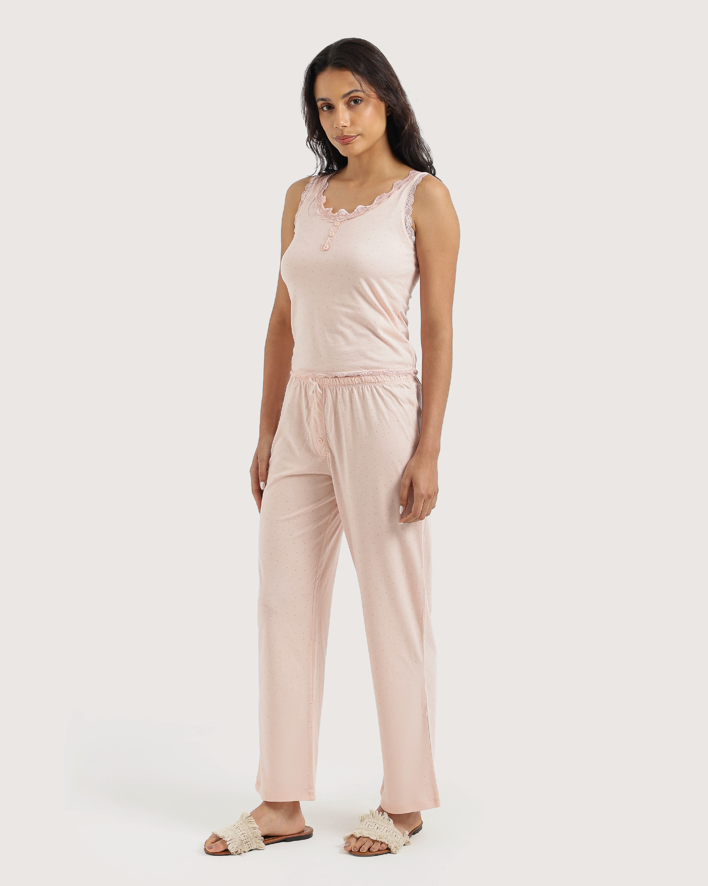 بيجاما نسائية منقطة بالوردي الناعم