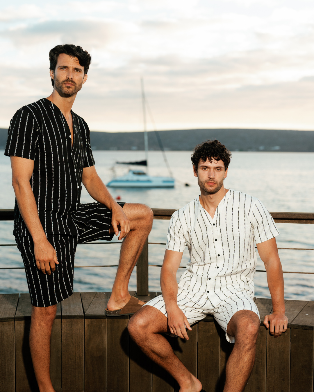 Men's pajamas with elegant material and wavy lines for a modern and comfortable look