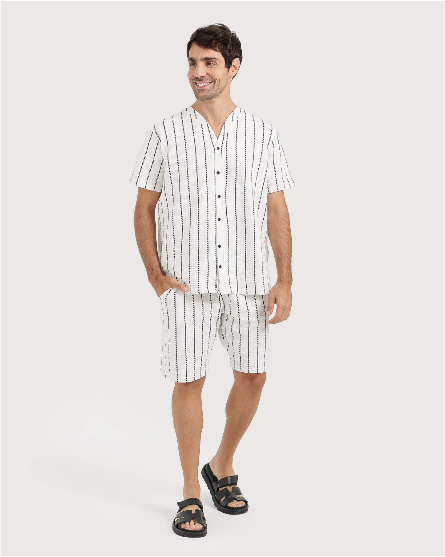 بيجاما رجالى بخامة أنيقة وخطوط مموجة لمظهر عصري ومريح