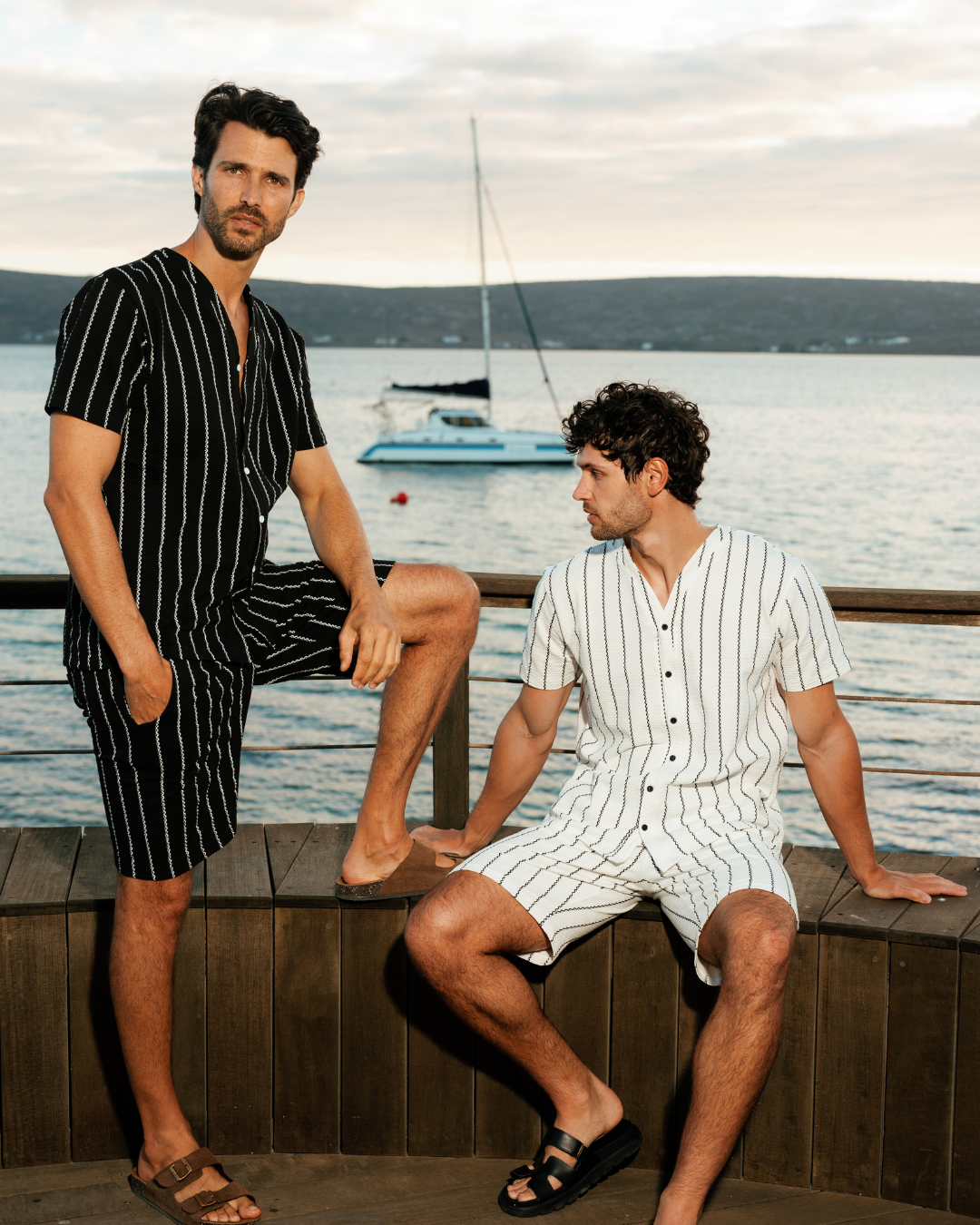 Men's pajamas with elegant material and wavy lines for a modern and comfortable look