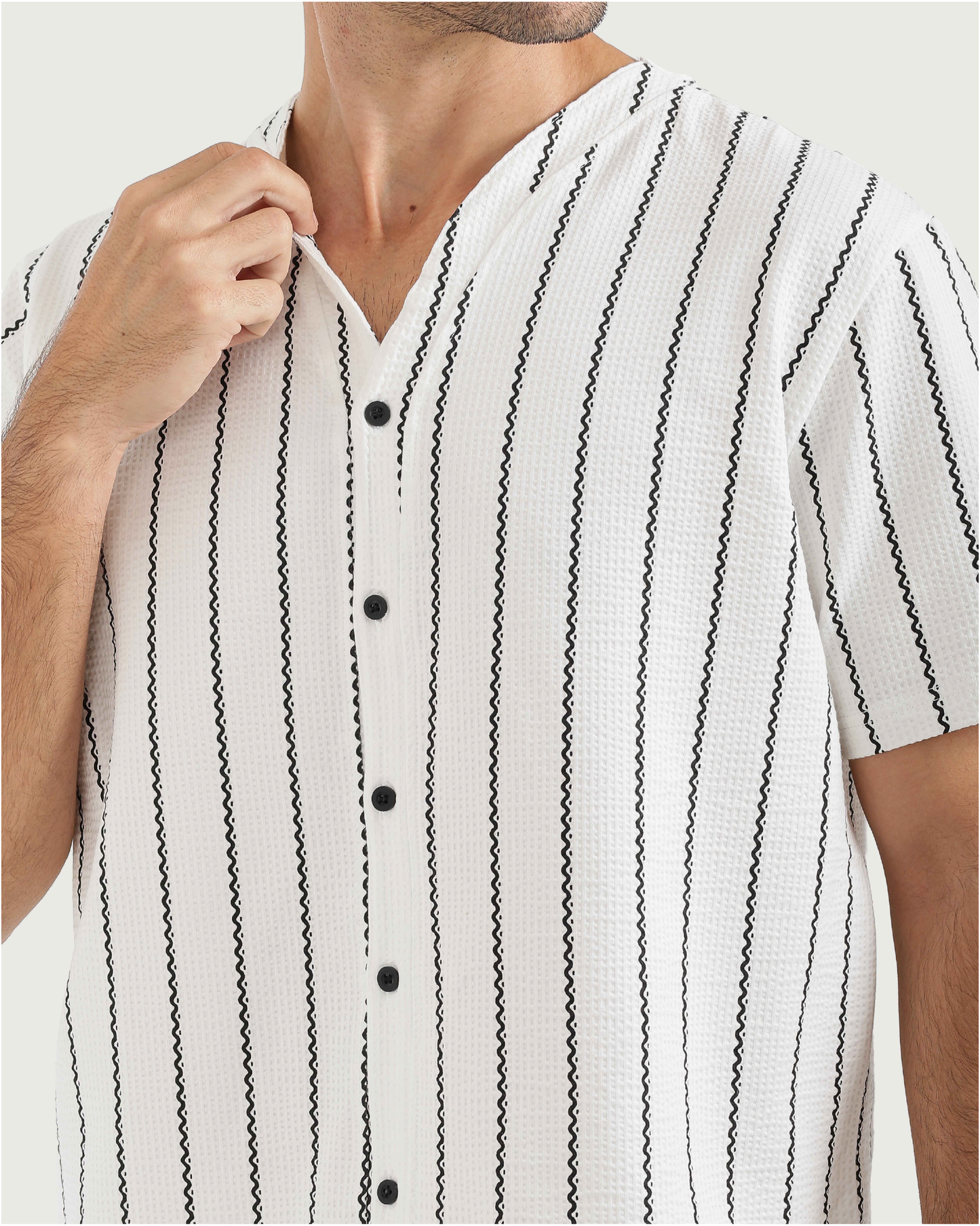 بيجاما رجالى بخامة أنيقة وخطوط مموجة لمظهر عصري ومريح