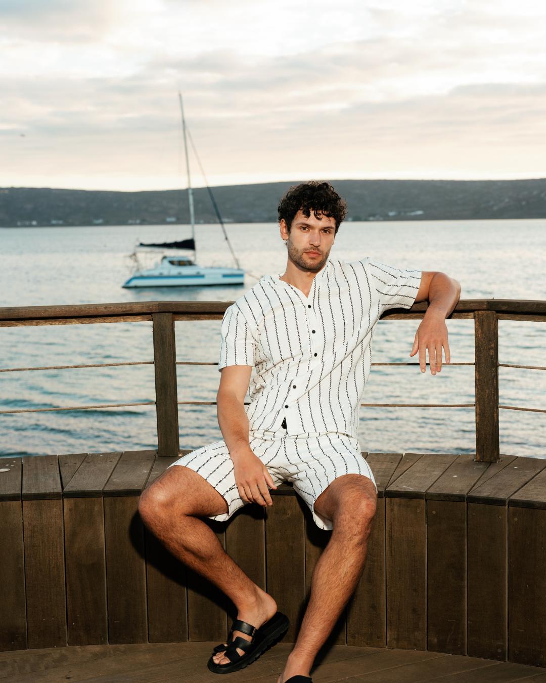 Men's pajamas with elegant material and wavy lines for a modern and comfortable look