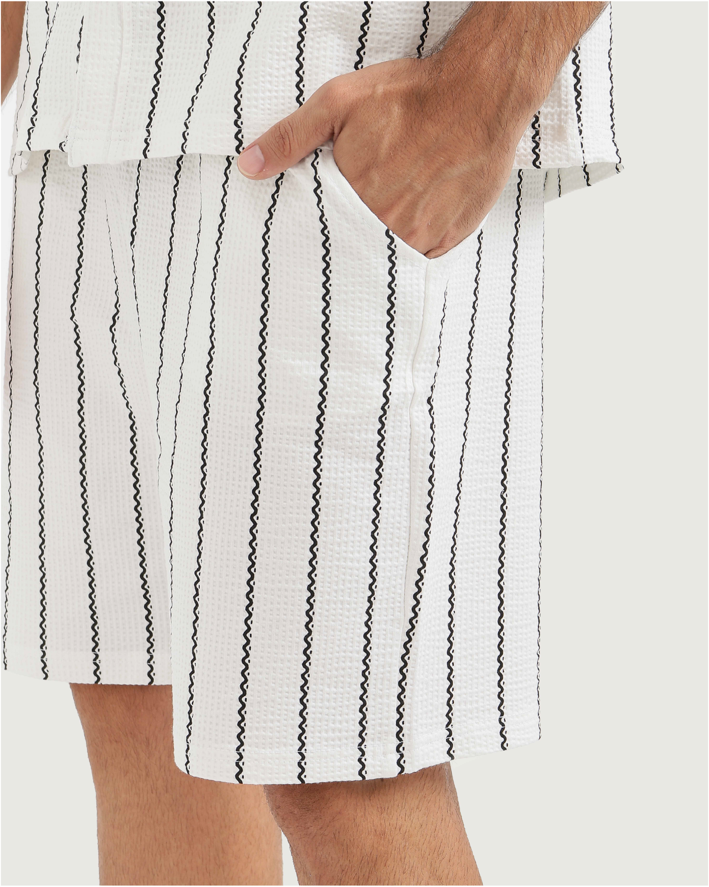 بيجاما رجالى بخامة أنيقة وخطوط مموجة لمظهر عصري ومريح